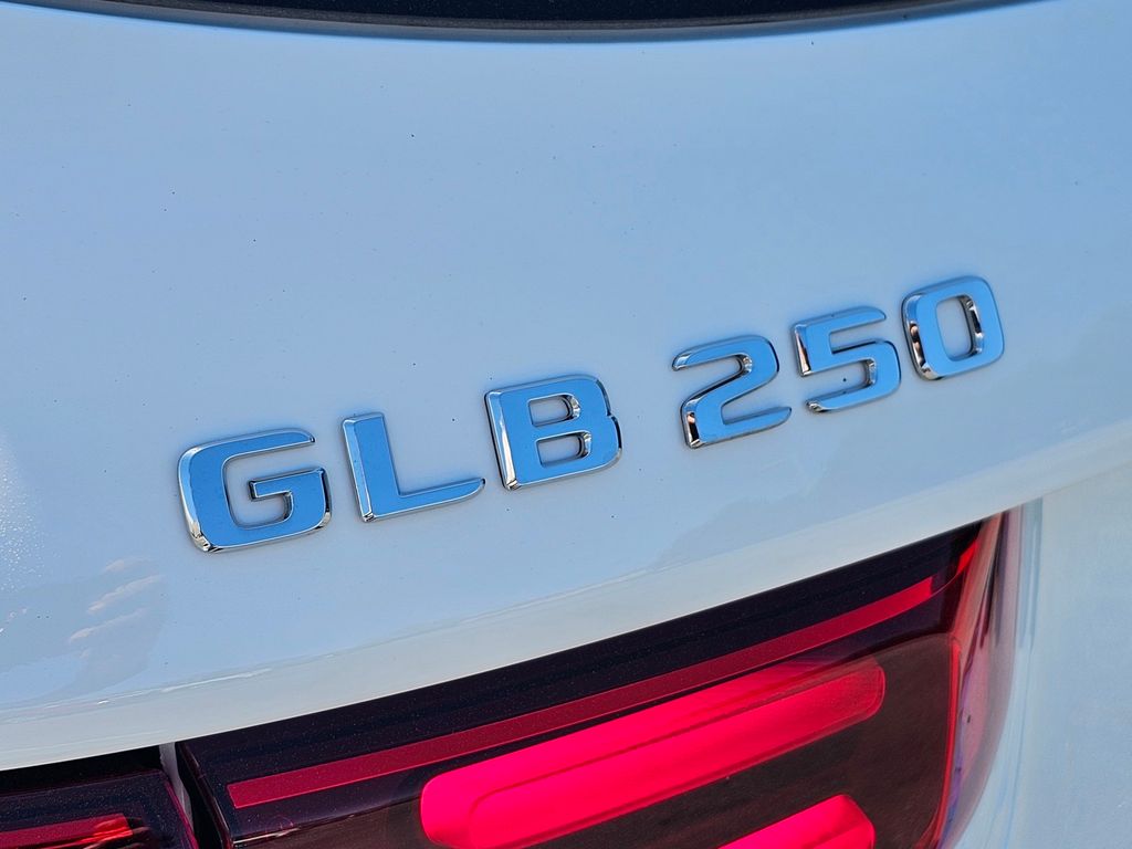 2026 Mercedes-Benz GLB 12