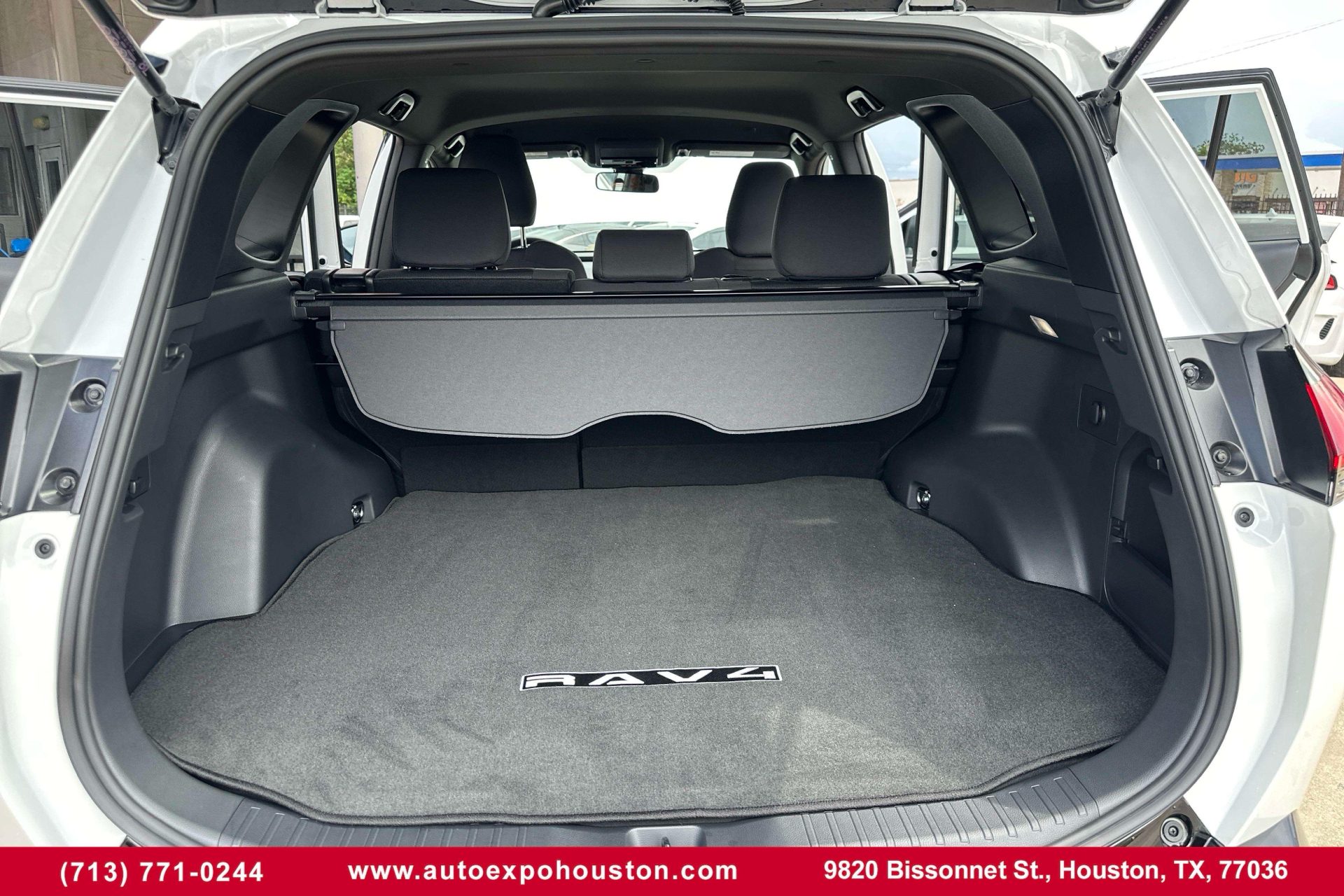 2026 Toyota RAV4 Plug-in Hybrid SE - Photo 11
