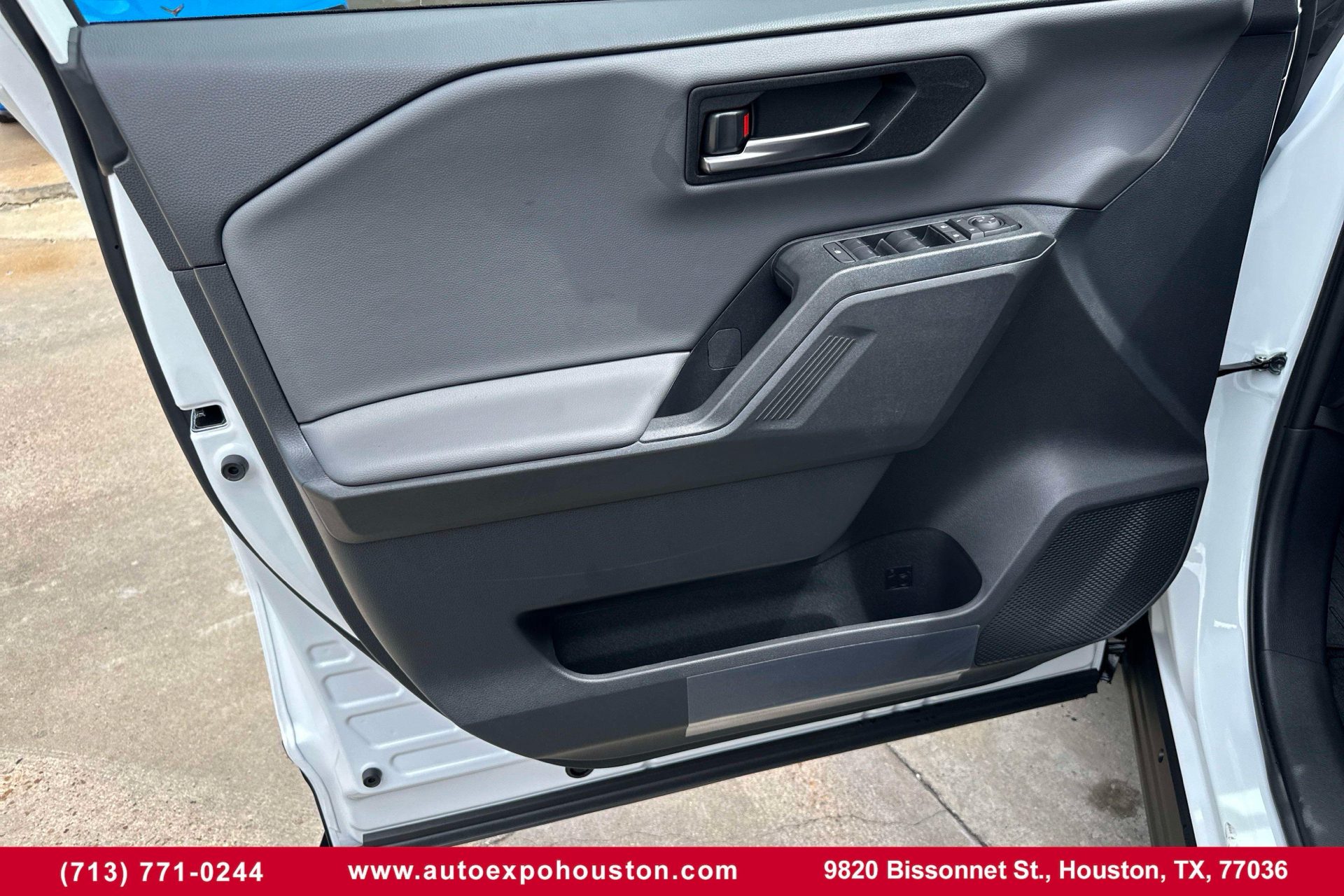 2026 Toyota RAV4 Plug-in Hybrid SE - Photo 17