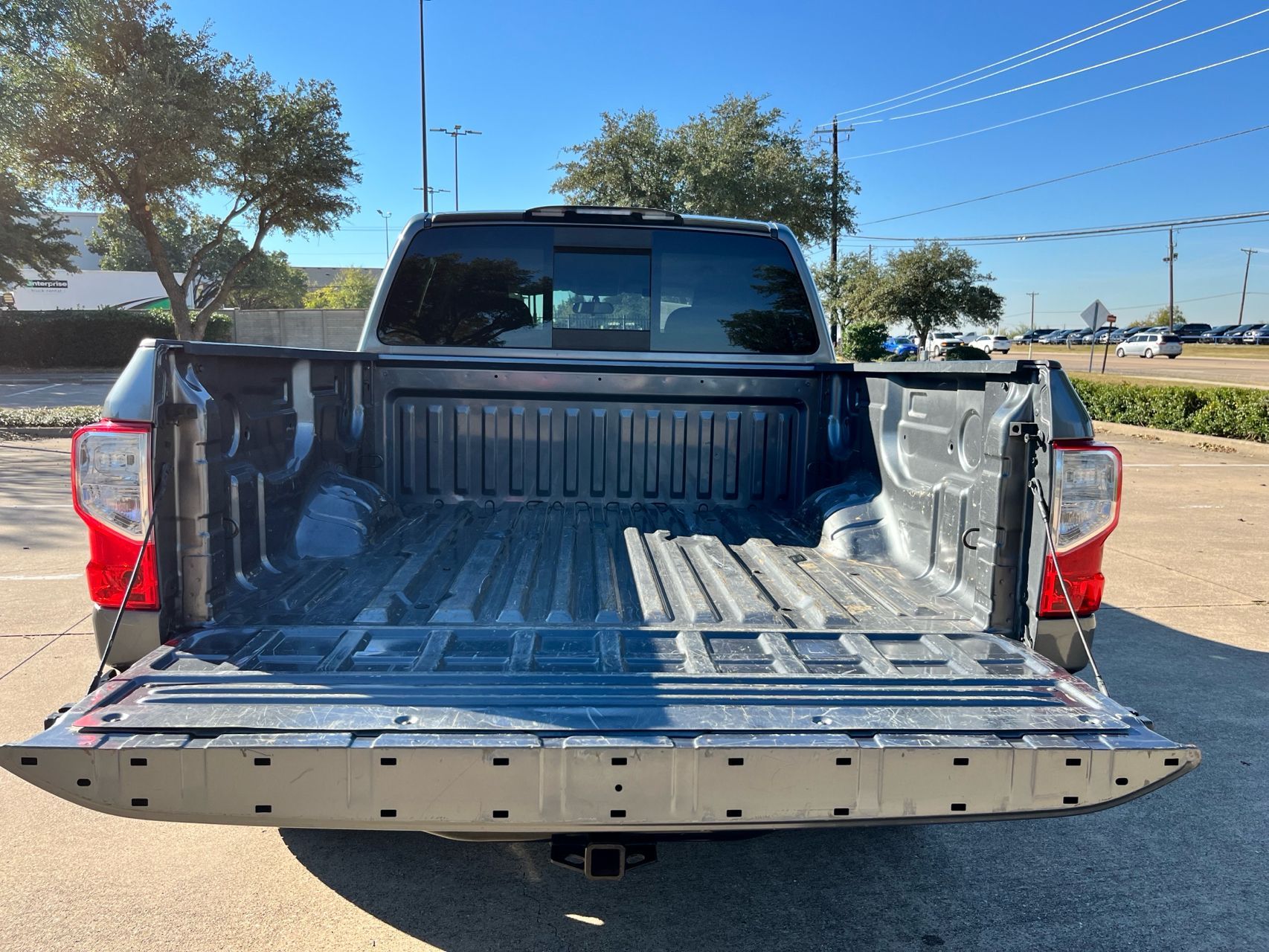 2017 Nissan Titan SV Crew Cab photo 4