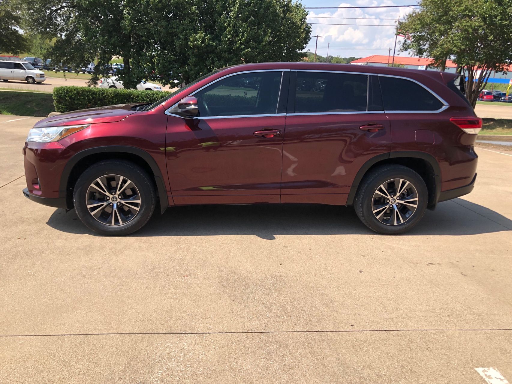 2017 Toyota Highlander LE Plus photo 2