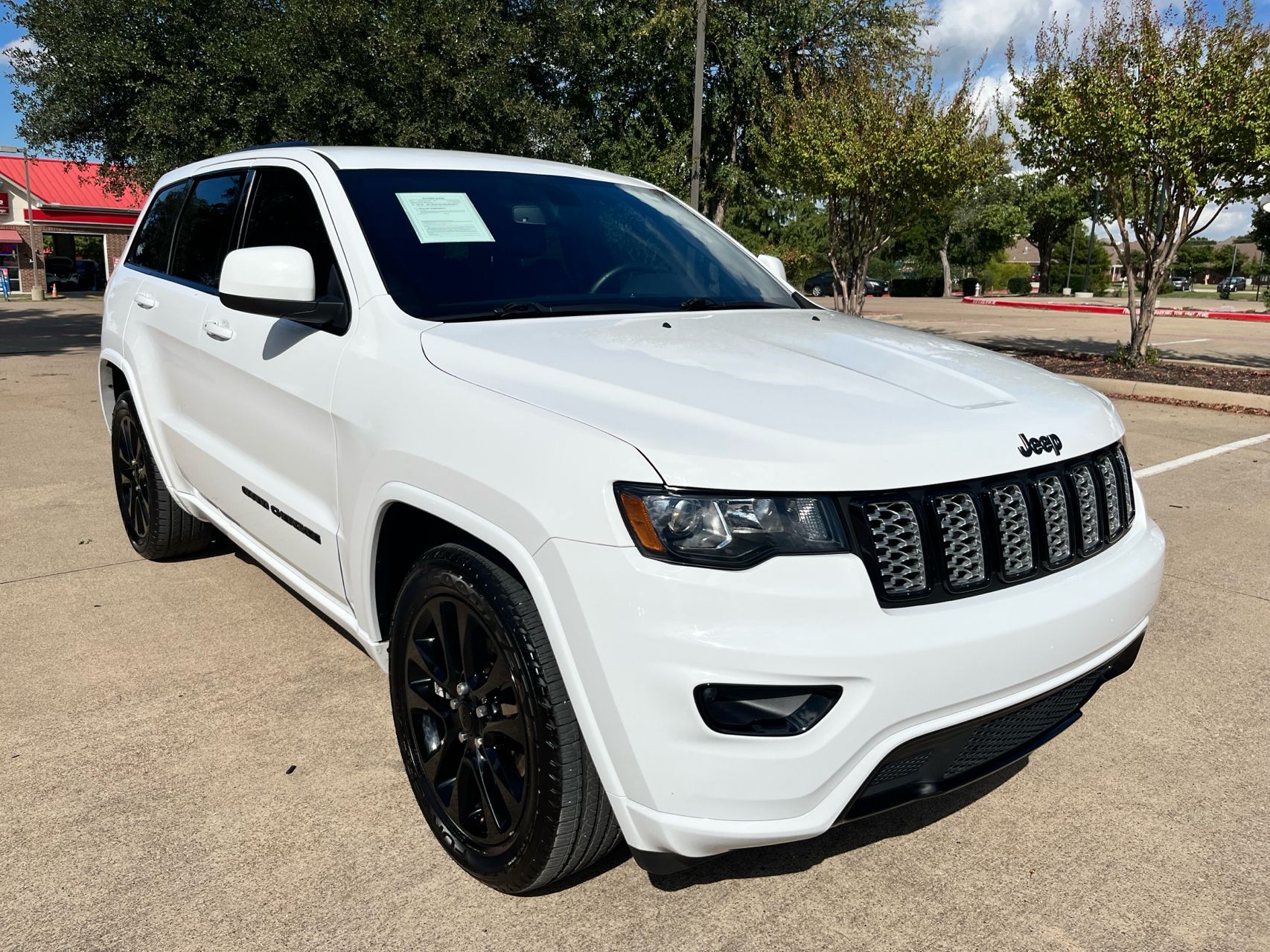 2019 Jeep Grand Cherokee Laredo photo 2