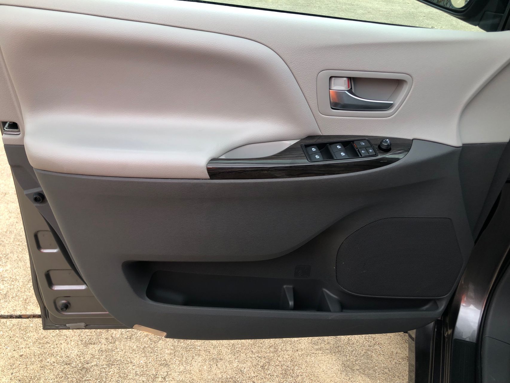 2018 Toyota Sienna XLE Limited Premium photo 11