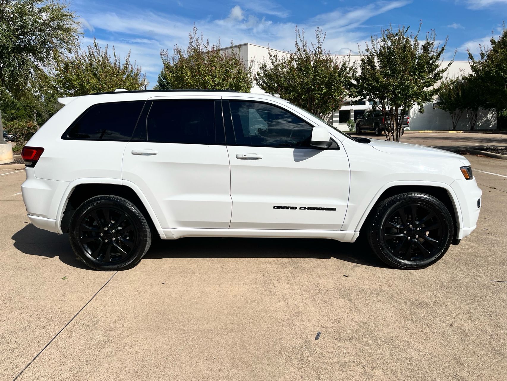 2019 Jeep Grand Cherokee Laredo photo 3