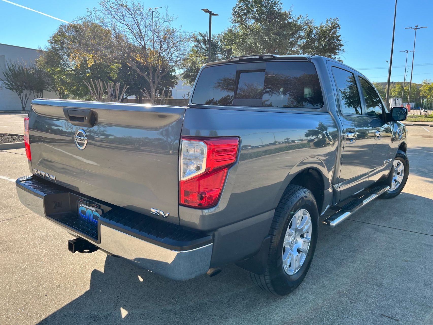 2017 Nissan Titan SV Crew Cab photo 2