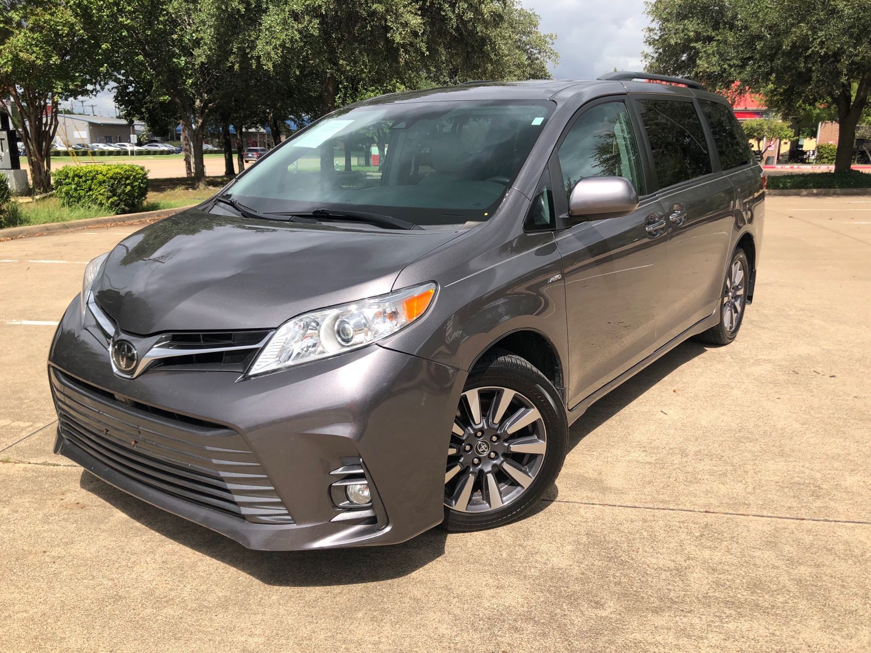 2018 Toyota Sienna XLE Premium's photo