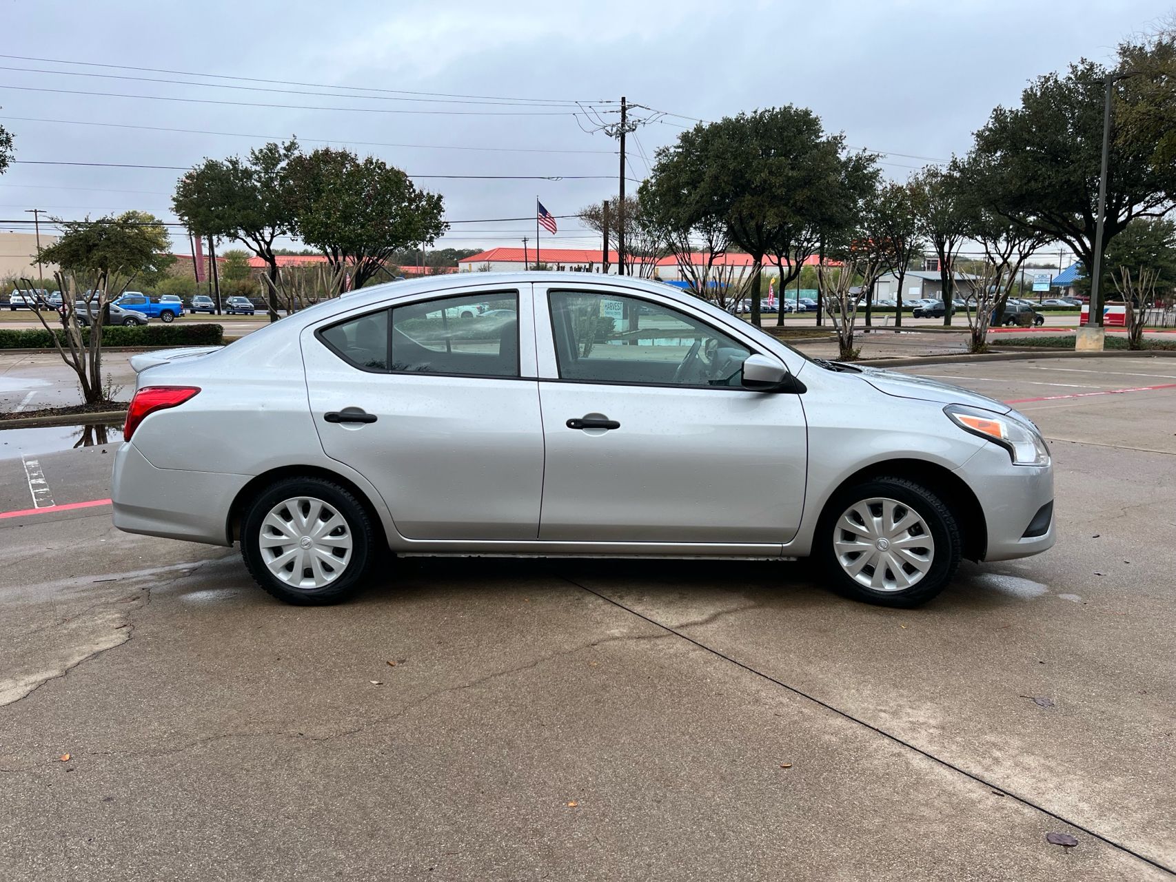 2019 Nissan Versa S photo 2