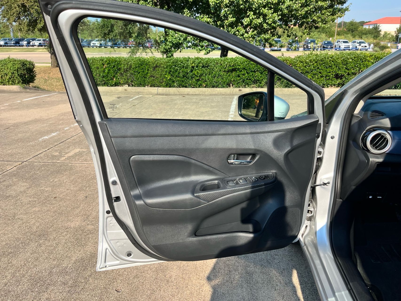 2023 Nissan Versa SV photo 10