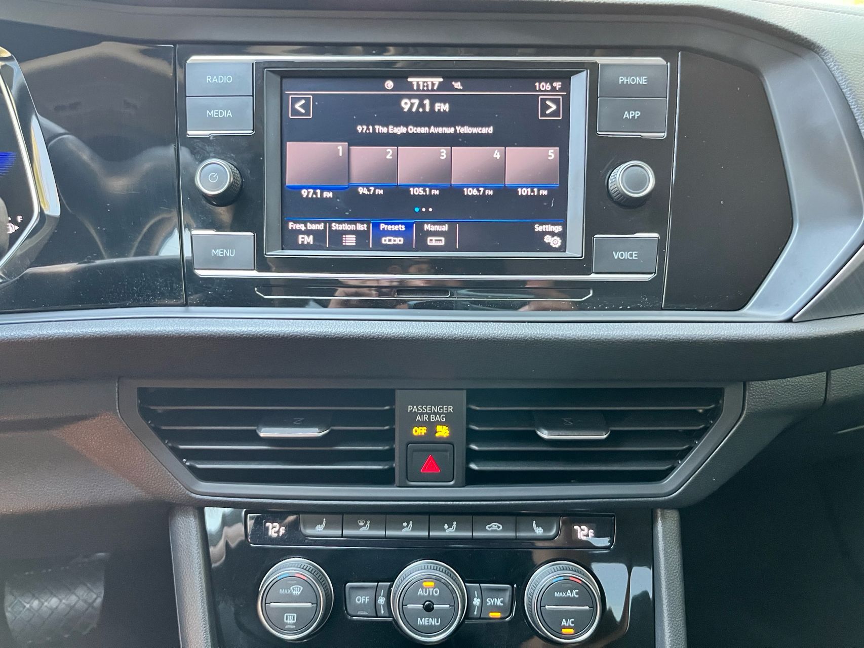 2024 Volkswagen Jetta SE photo 18