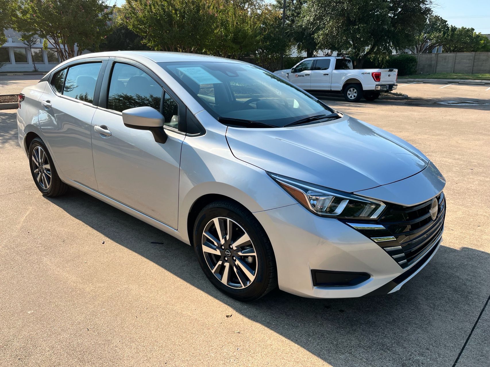 2023 Nissan Versa SV photo 3