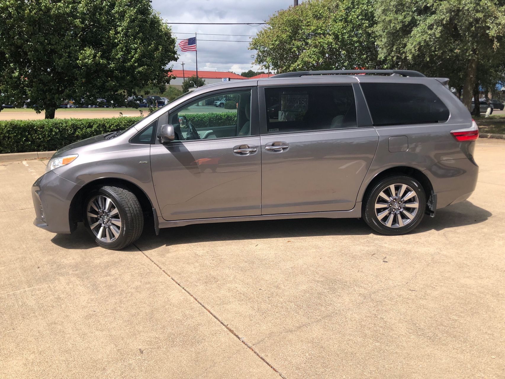2018 Toyota Sienna XLE Limited Premium photo 2