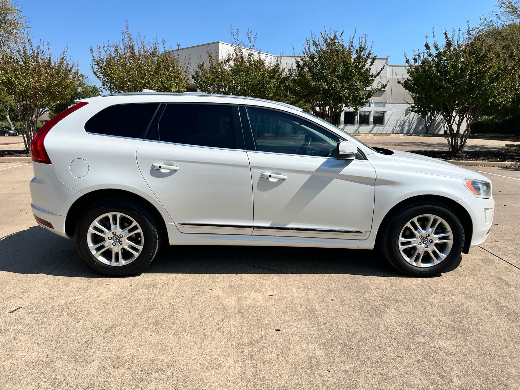 2015 Volvo XC60 T5 Drive-E Premier Plus photo 4