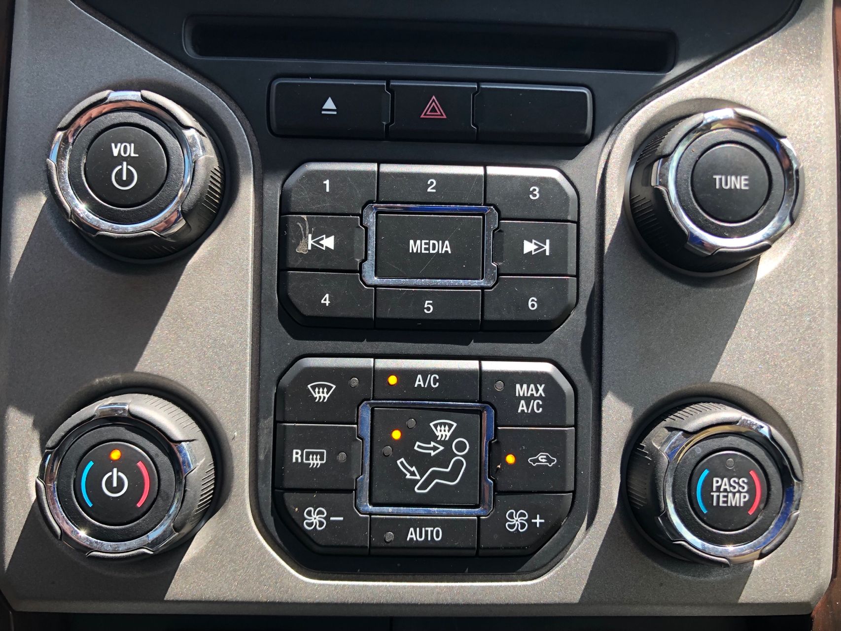 2016 Ford F-250 Lariat photo 27