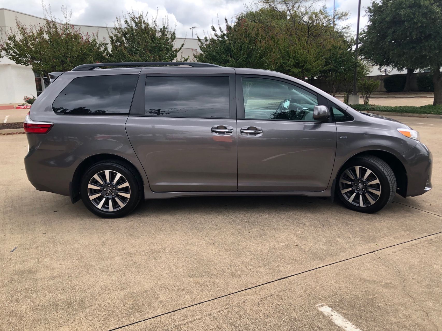 2018 Toyota Sienna XLE Limited Premium photo 3