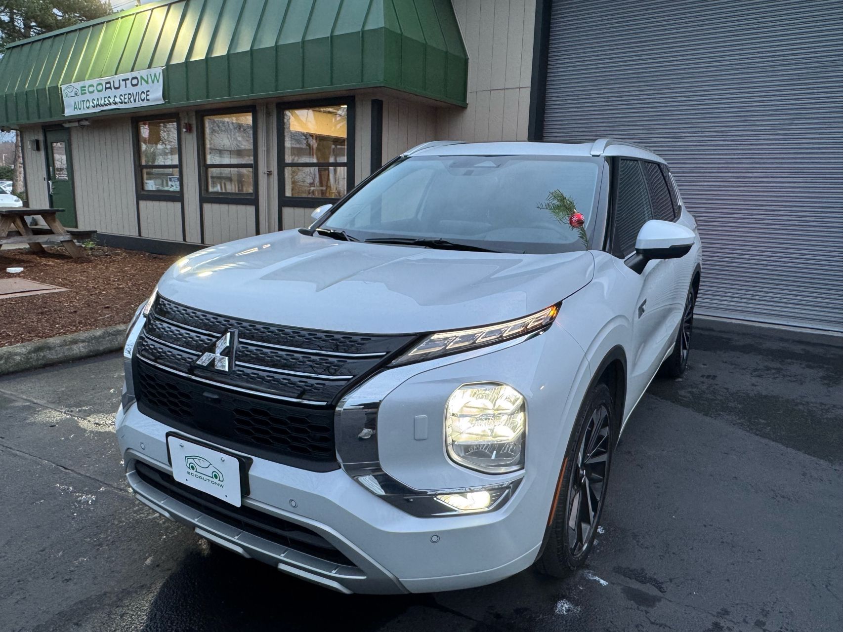 2024 Mitsubishi Outlander Plug-in Hybrid SEL's photo