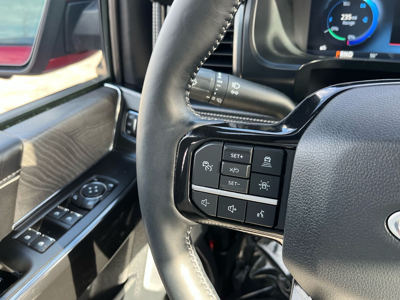 2023 Ford F-150 Lightning Platinum - Photo 17