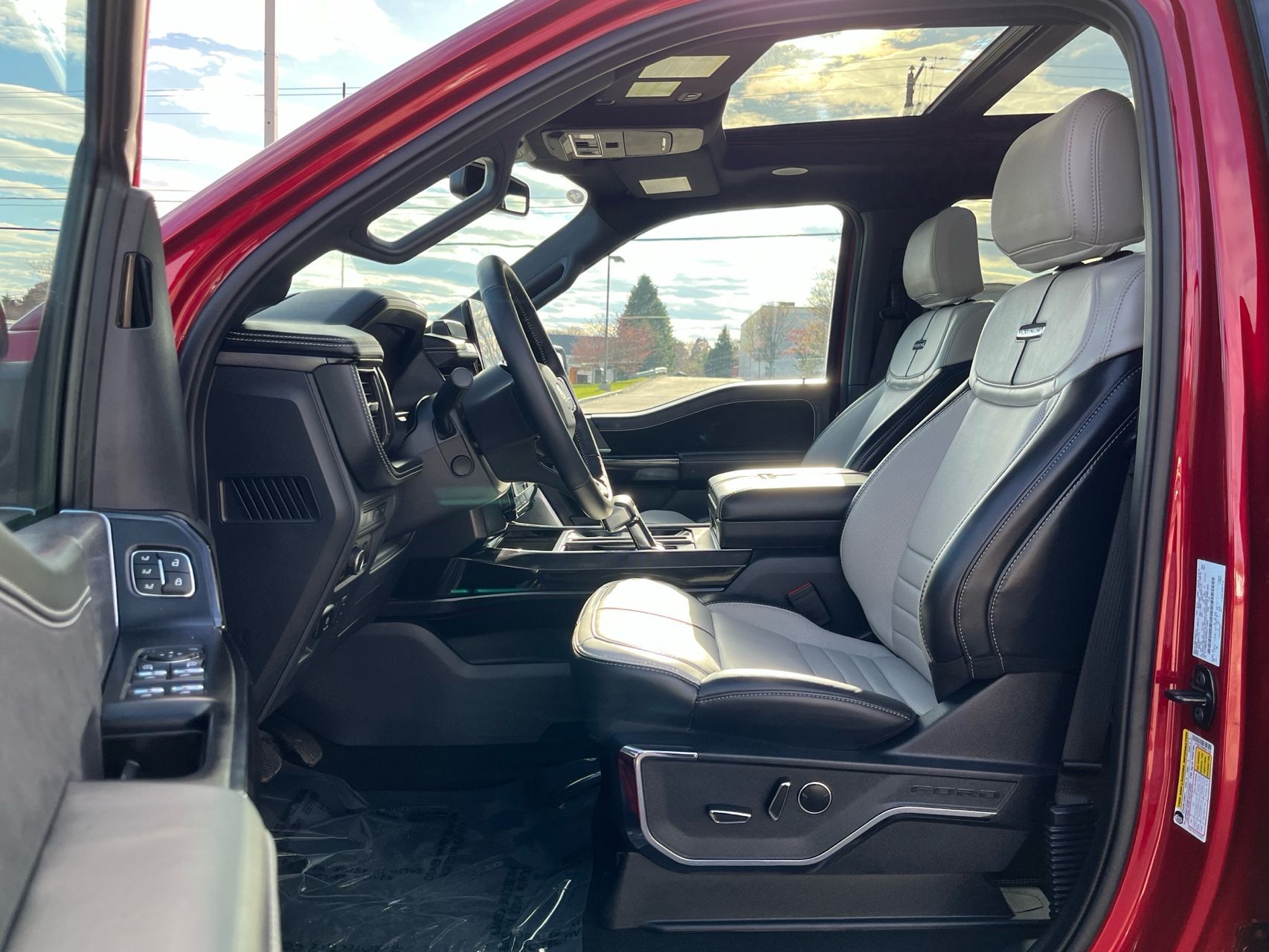 2023 Ford F-150 Lightning Platinum - Photo 11