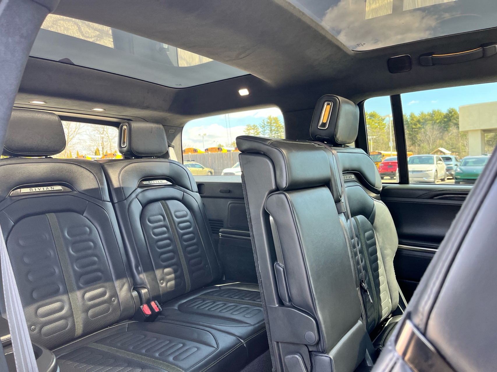 2024 Rivian R1S Adventure - Photo 17