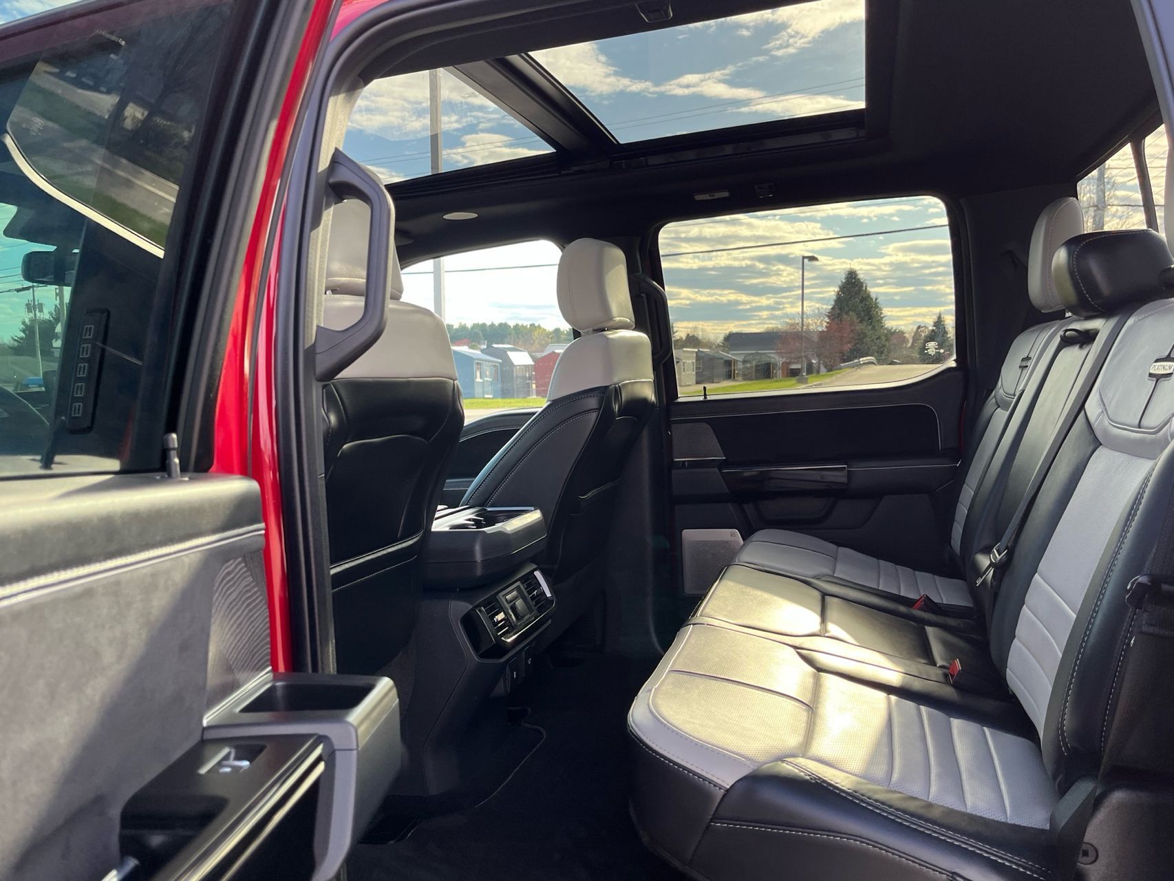 2023 Ford F-150 Lightning Platinum - Photo 12