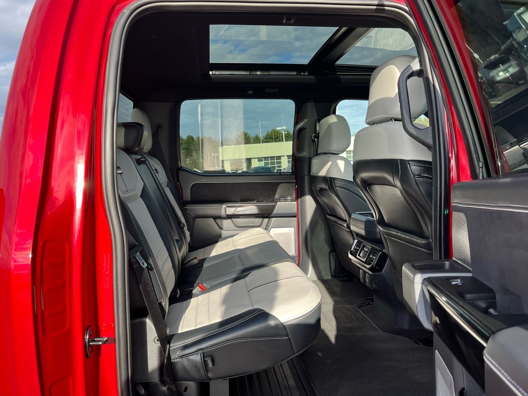 2023 Ford F-150 Lightning Platinum - Photo 14