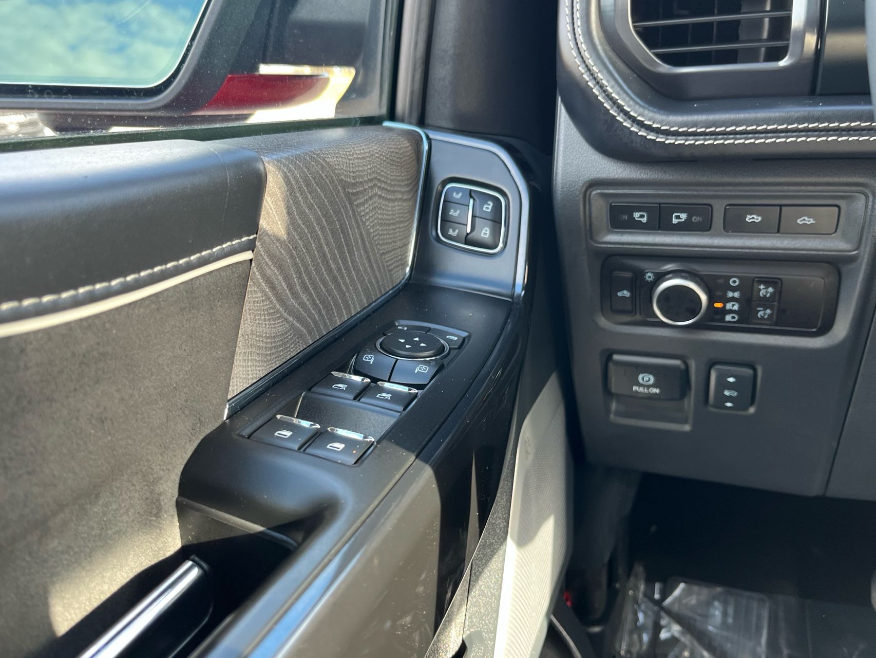 2023 Ford F-150 Lightning Platinum - Photo 19