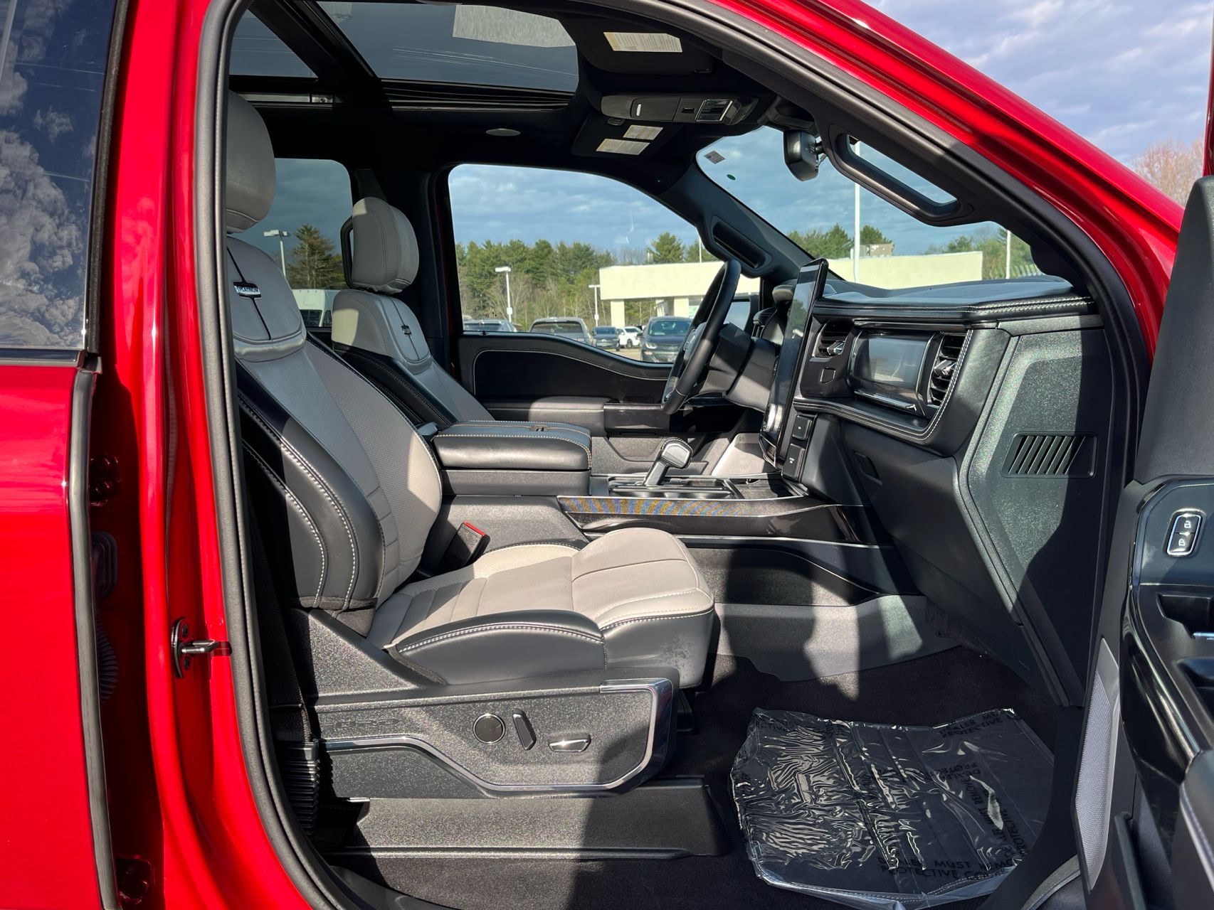 2023 Ford F-150 Lightning Platinum - Photo 13