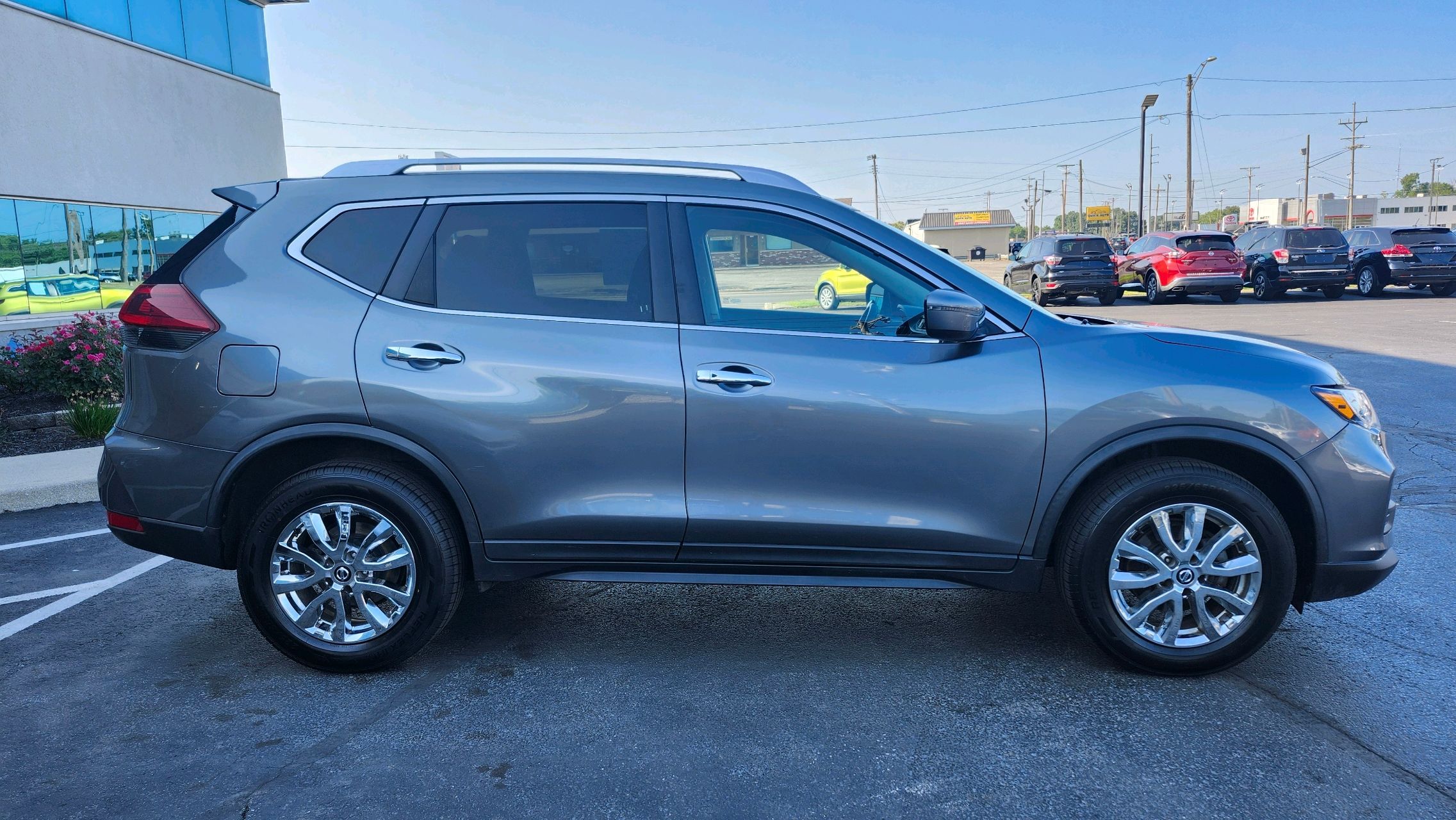 2019 Nissan Rogue SV photo 2