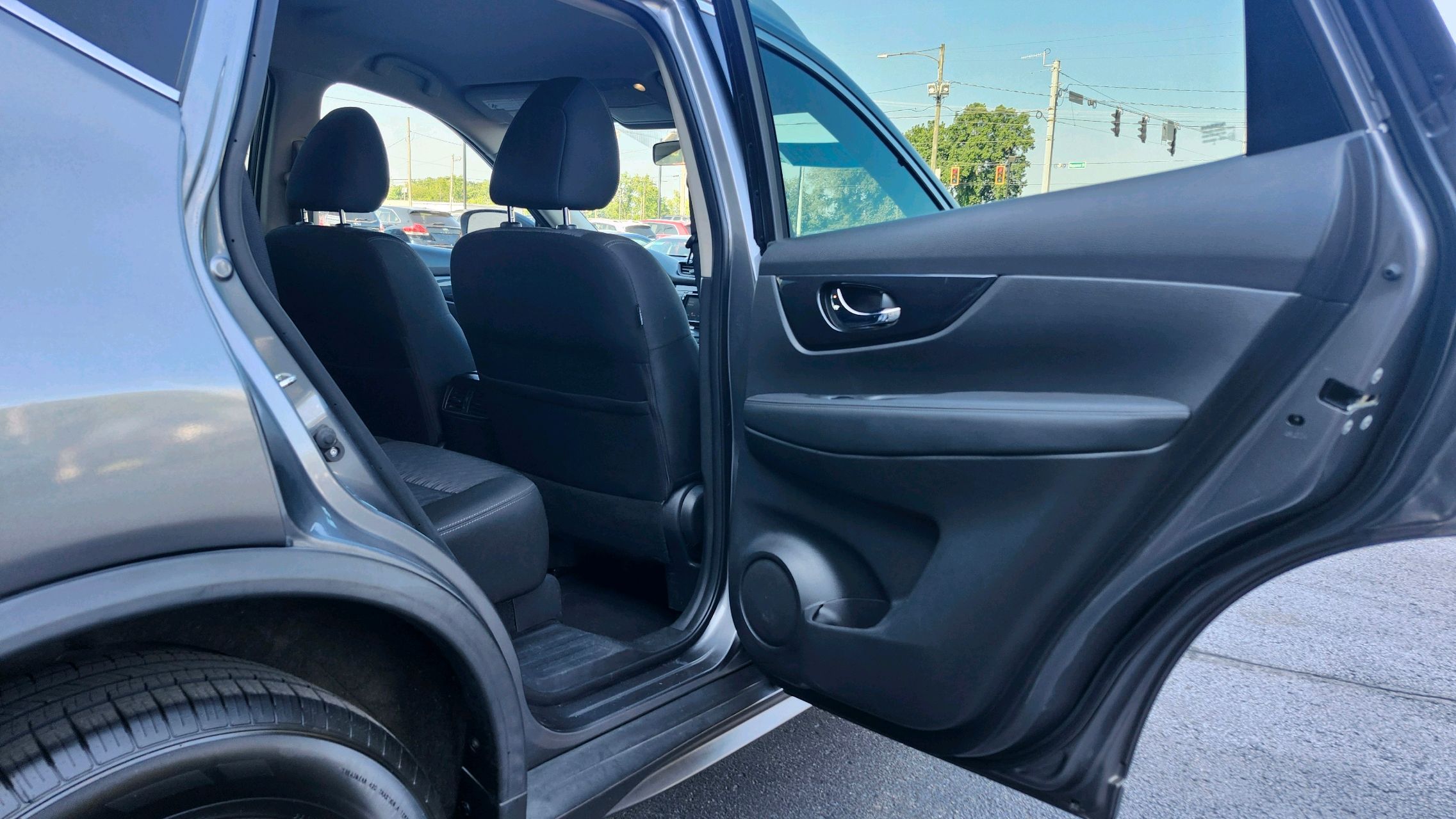 2019 Nissan Rogue SV photo 29