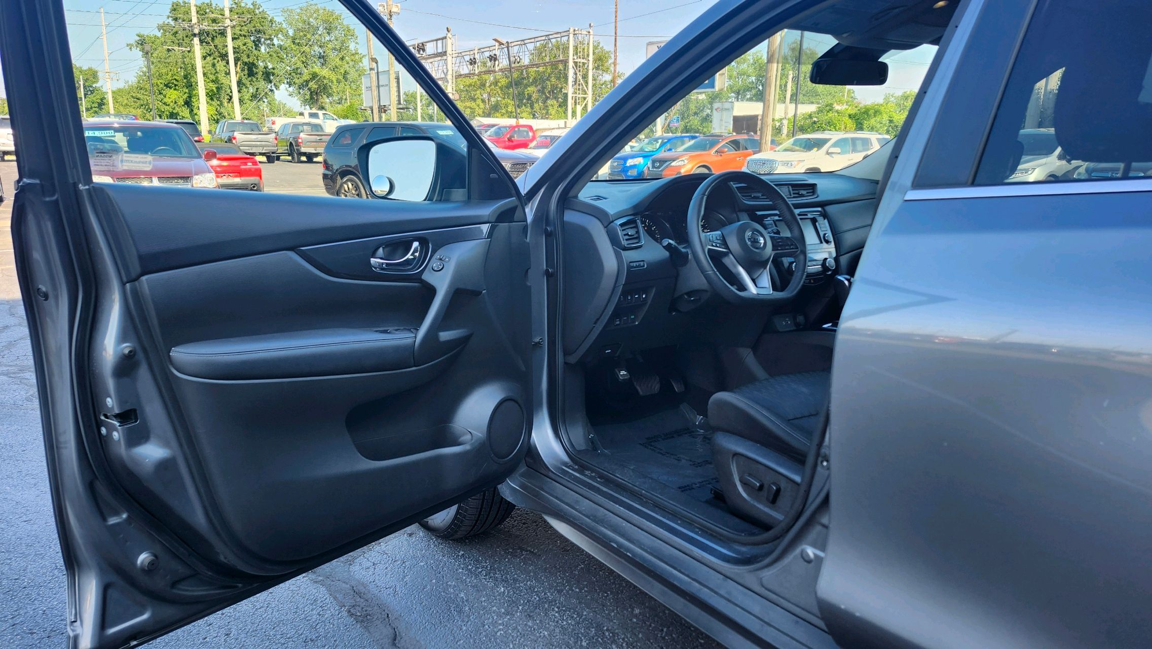 2019 Nissan Rogue SV photo 9
