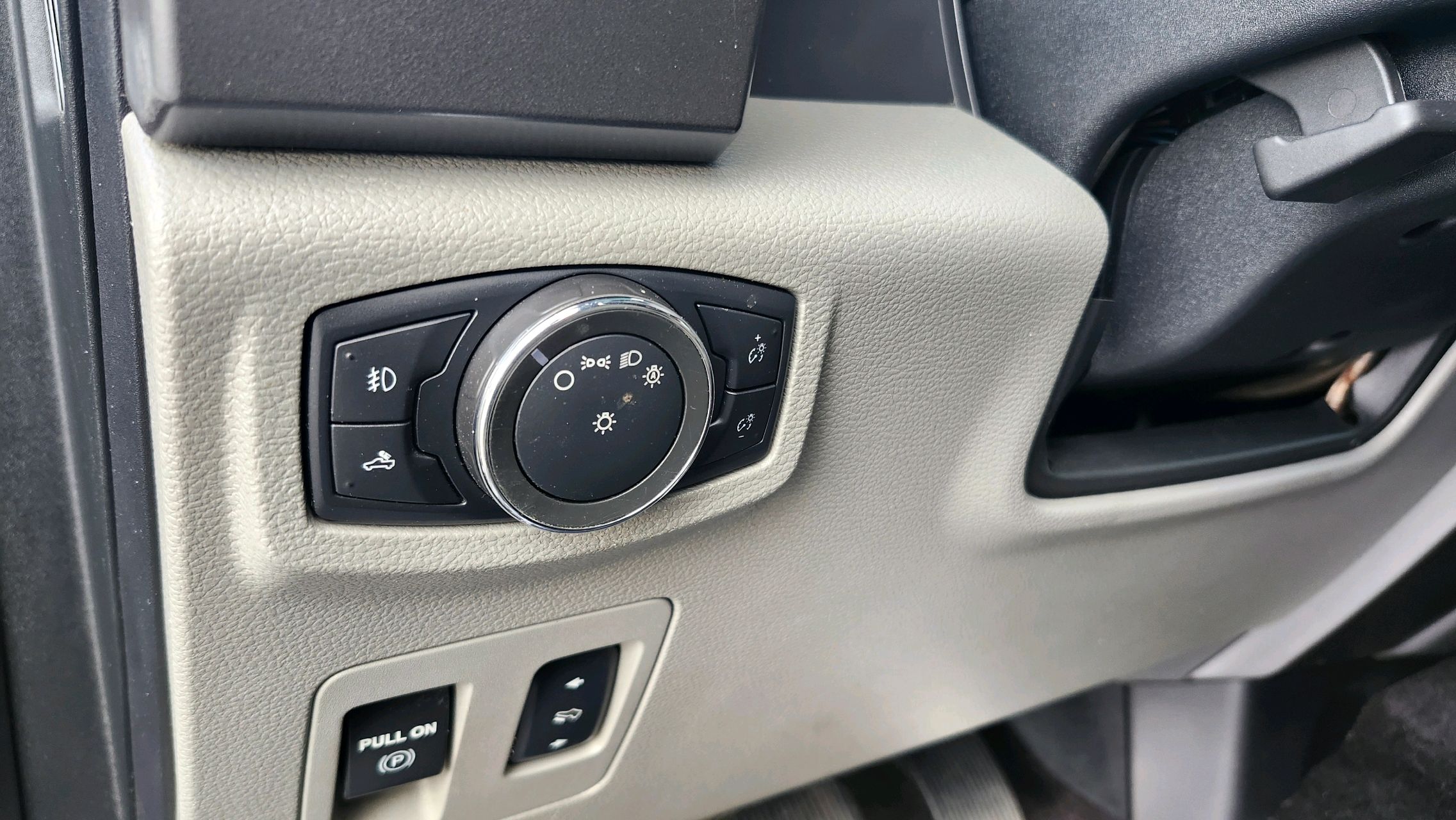 2015 Ford F-150 XLT photo 35
