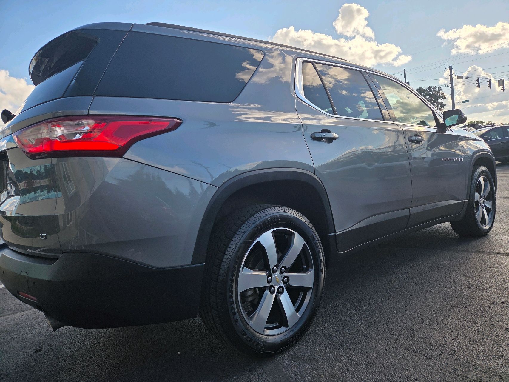2020 Chevrolet Traverse photo 2