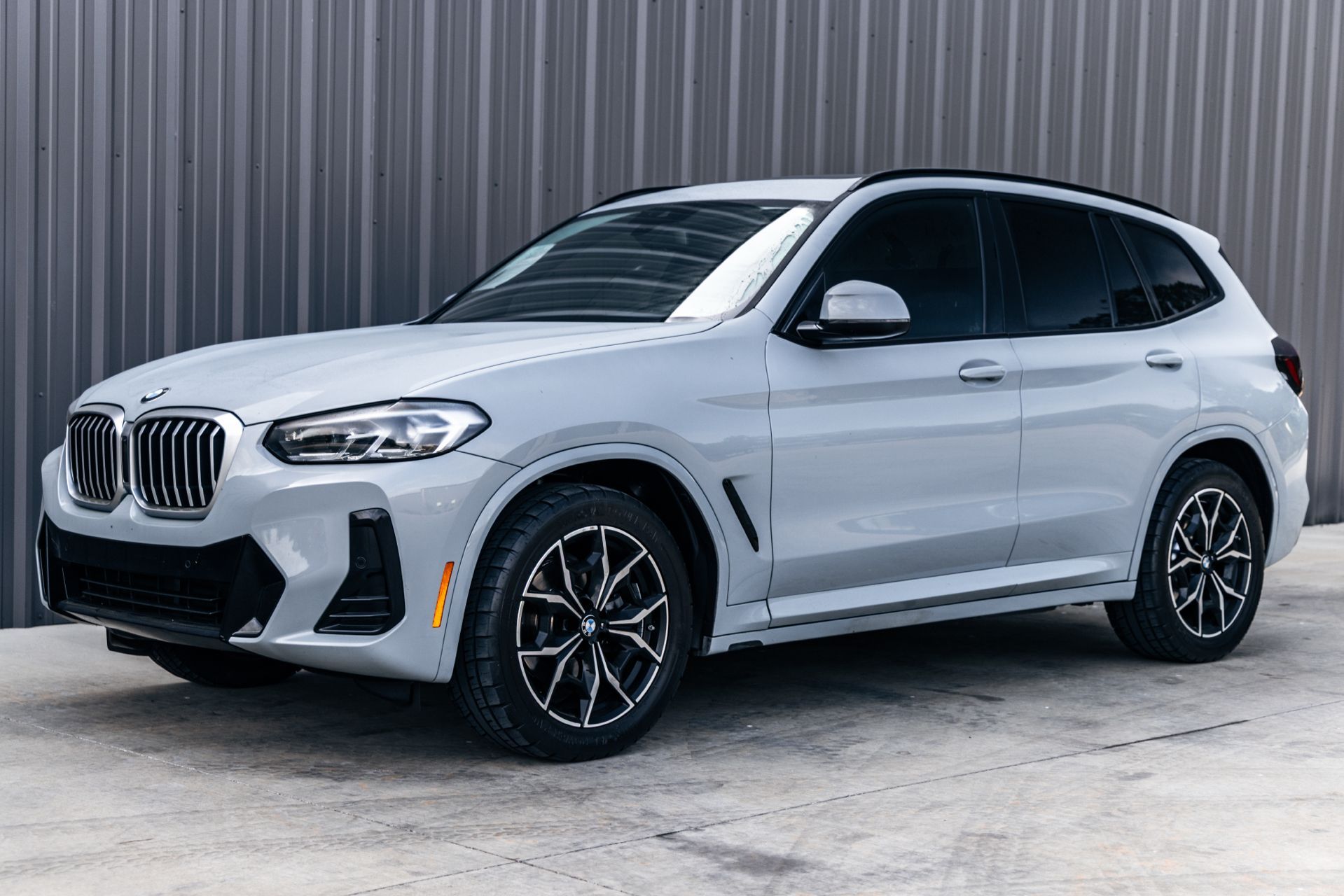 View vehicle photo 3