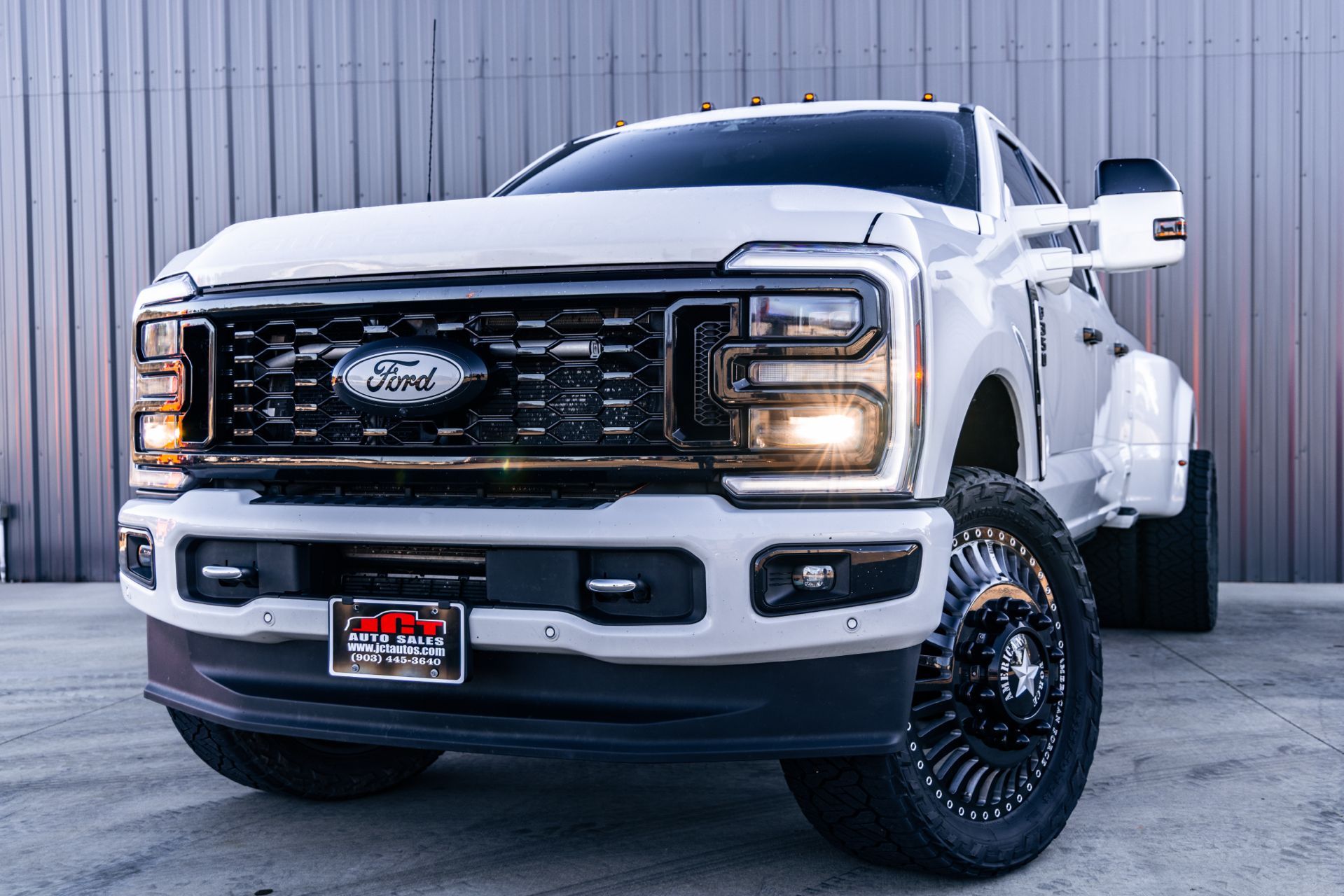 2024 Ford F-350 Super Duty Limited's photo