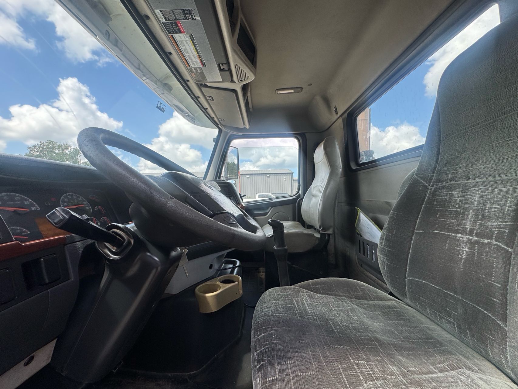 2009 Volvo VHD - Photo 6