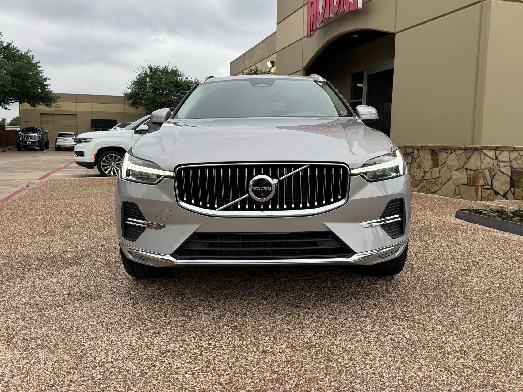 2022 Volvo XC60 B5 Inscription photo 2