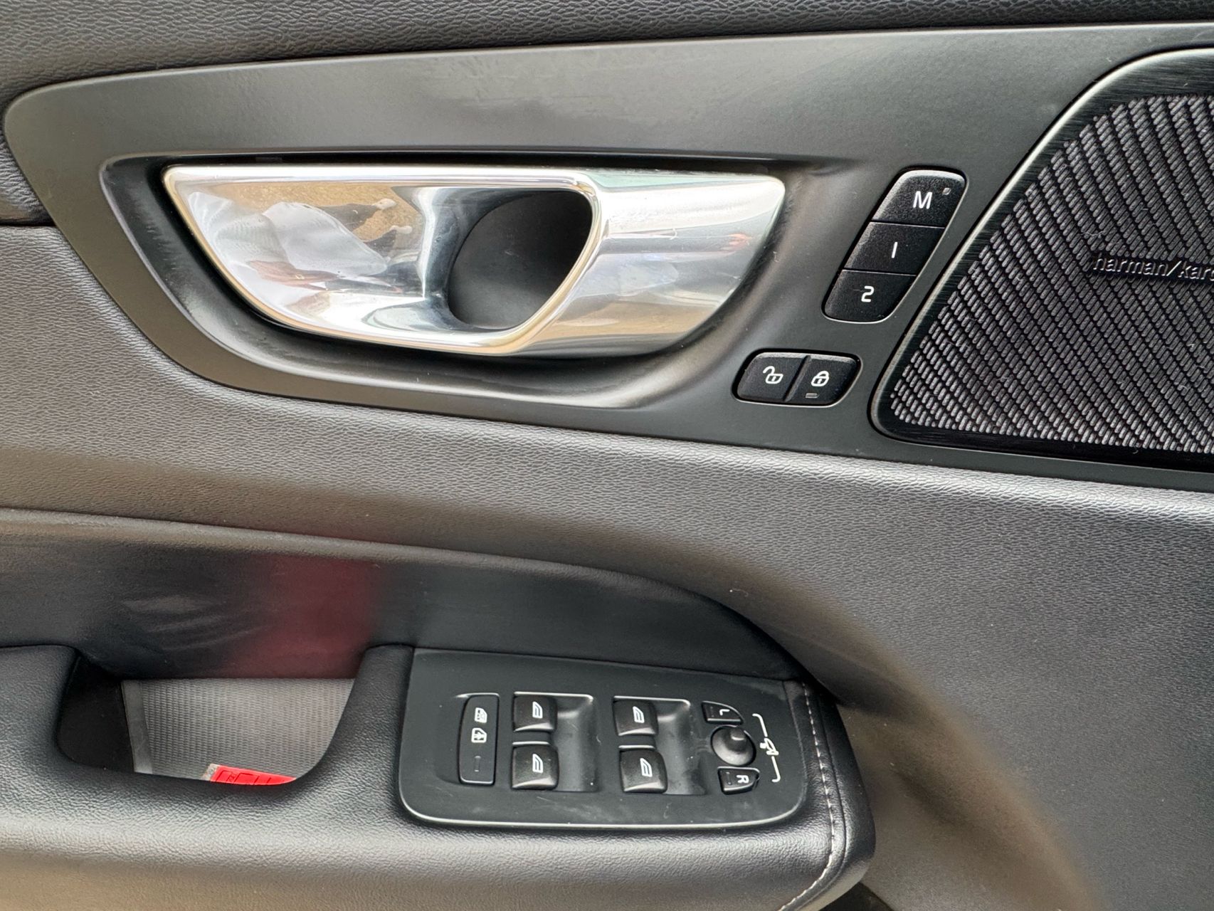 2022 Volvo XC60 B5 Inscription photo 25
