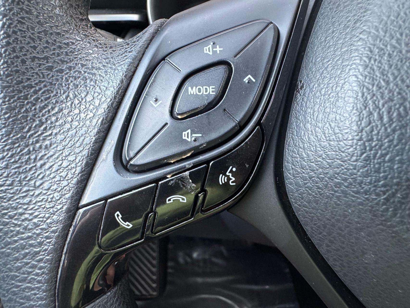 2019 Toyota C-HR LE photo 17