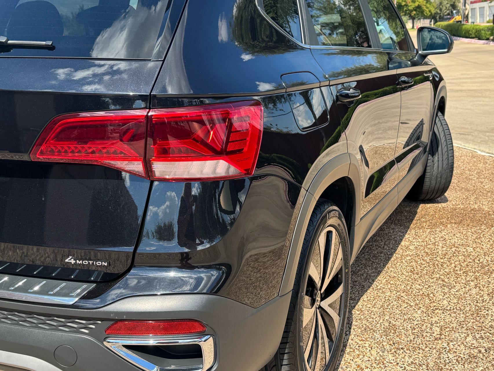 2022 Volkswagen Taos SE photo 2