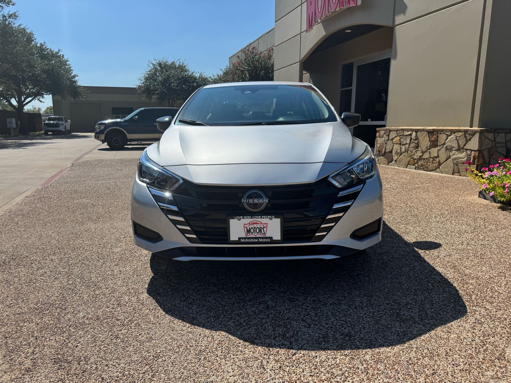 2024 Nissan Versa 1.6 S photo 2