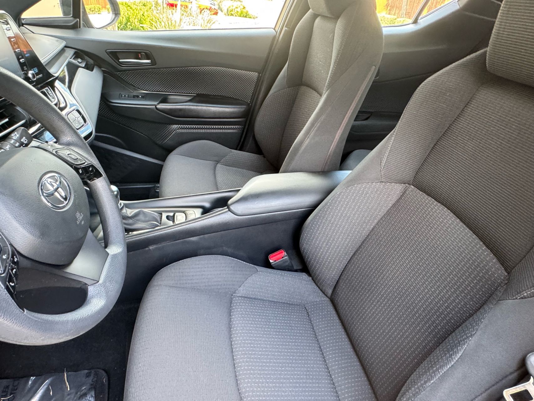 2019 Toyota C-HR LE photo 20