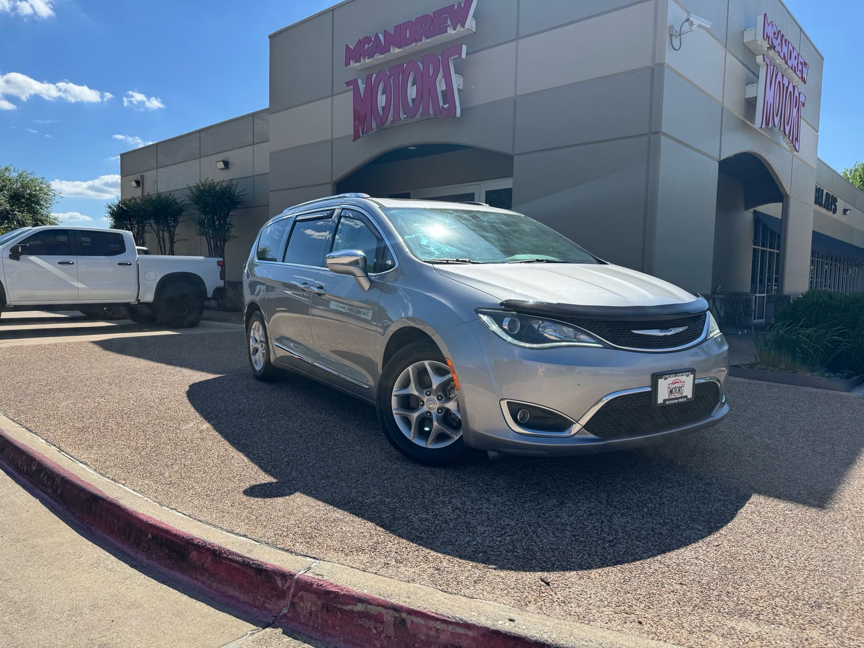 2020 Chrysler Pacifica Limited's photo
