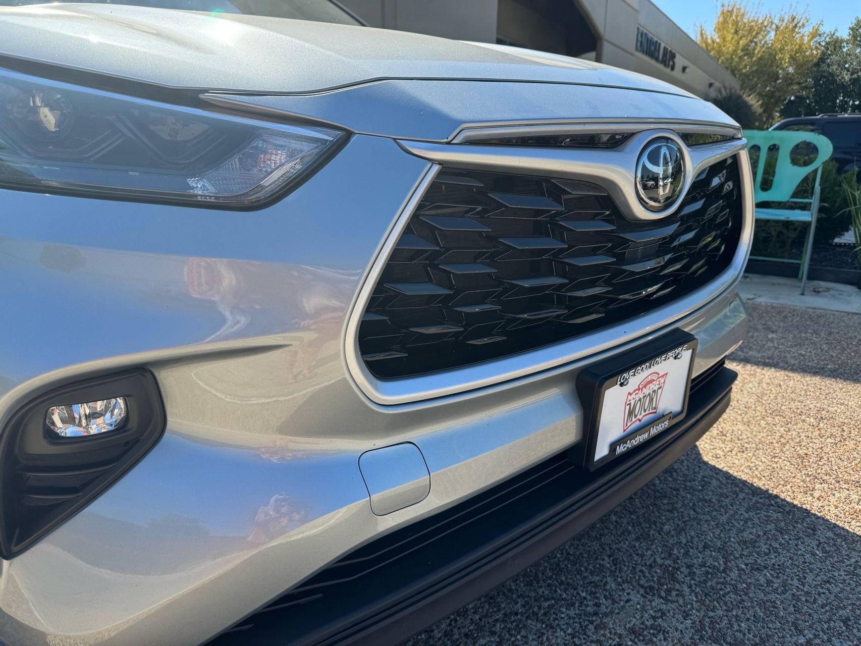 2022 Toyota Highlander LE photo 2