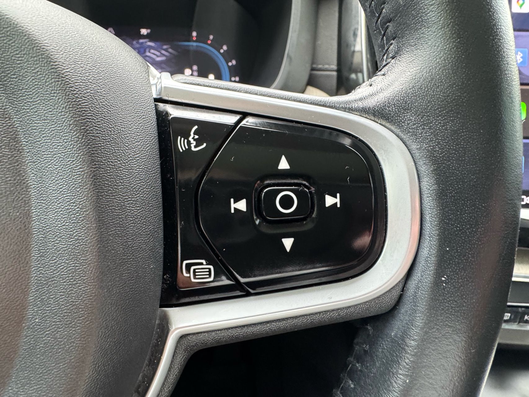 2022 Volvo XC60 B5 Inscription photo 17