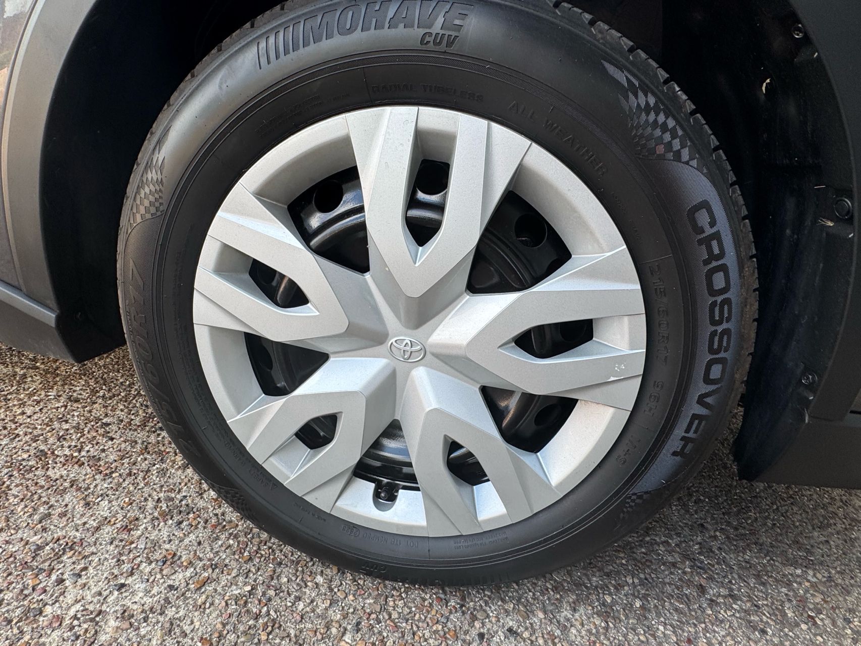 2019 Toyota C-HR LE photo 28