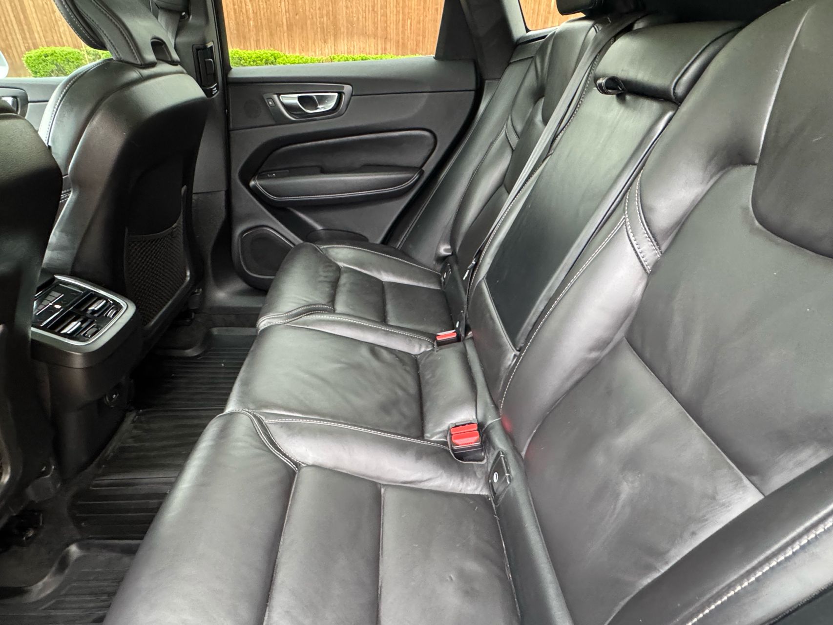 2022 Volvo XC60 B5 Inscription photo 29