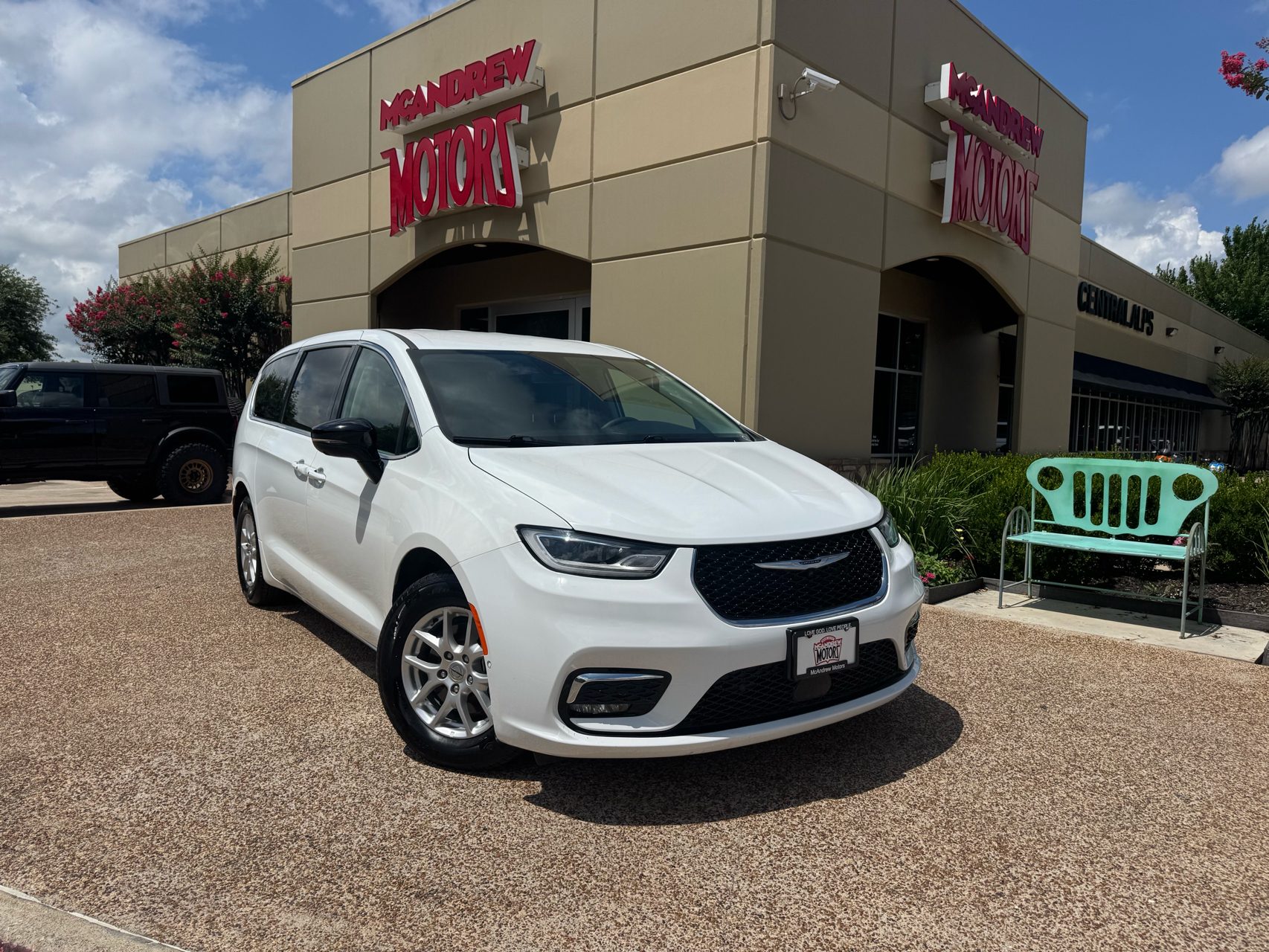 2024 Chrysler Pacifica Touring L's photo