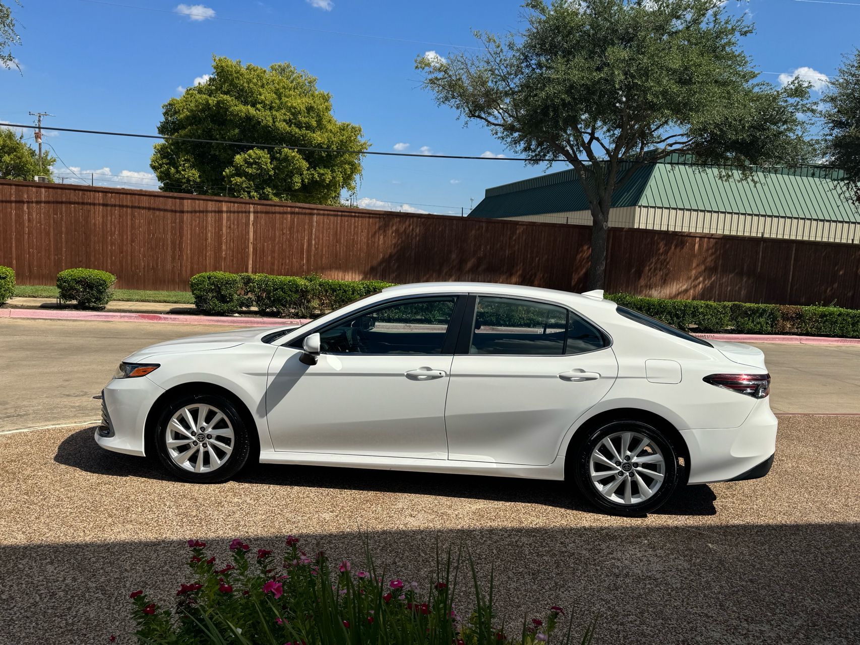 2022 Toyota Camry LE photo 11