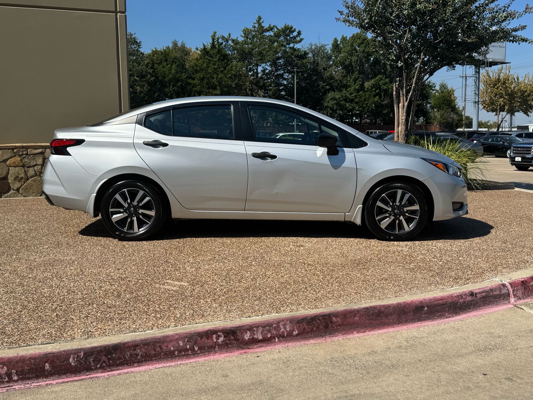 2024 Nissan Versa 1.6 S photo 3