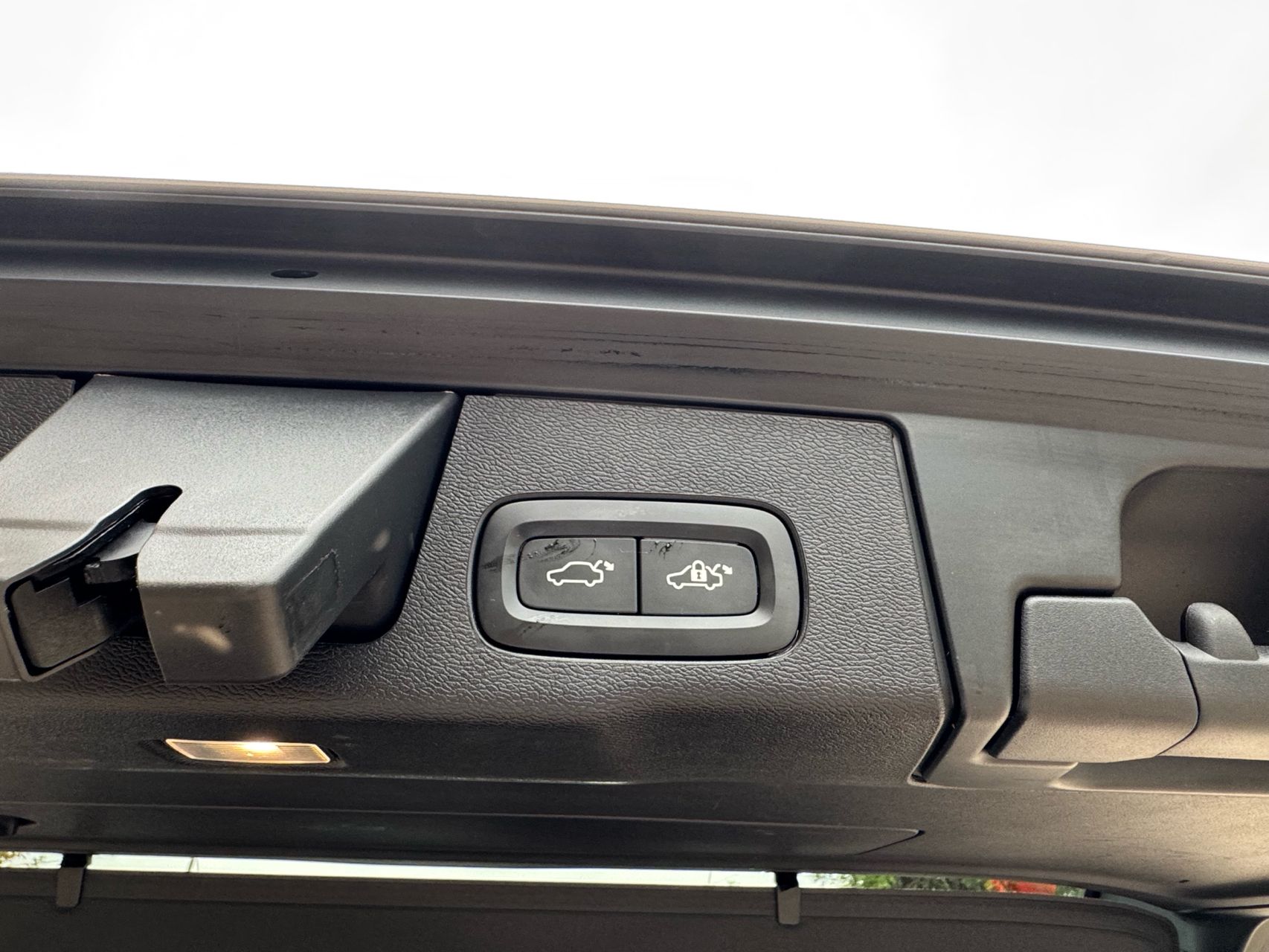 2022 Volvo XC60 B5 Inscription photo 12