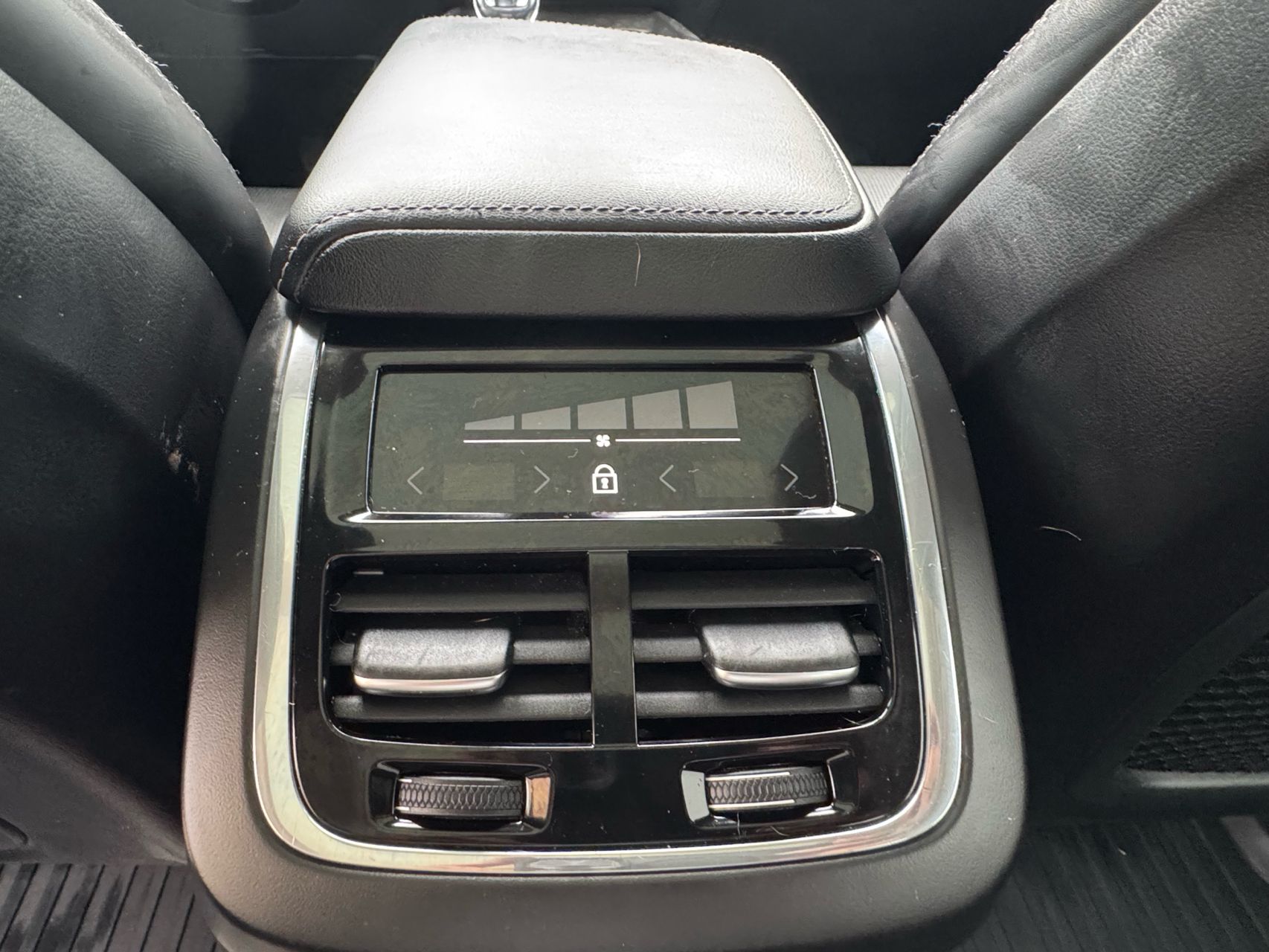 2022 Volvo XC60 B5 Inscription photo 27